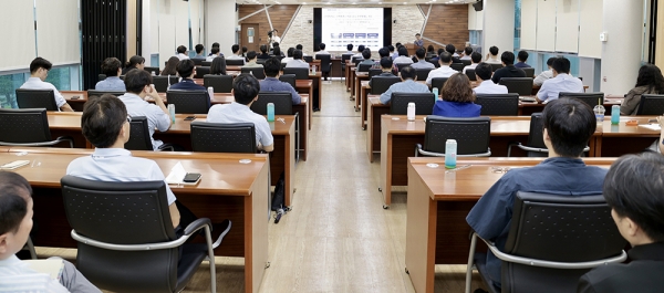 한전KDN은 지난 18일 나주 본사 다목적실에서 '2030 중장기 경영전략 고도화 착수회의'를 열고 열어 중장기 경영전략 고도화 중점사항을 공유했다. (사진=한전KDN)copyright 데일리중앙