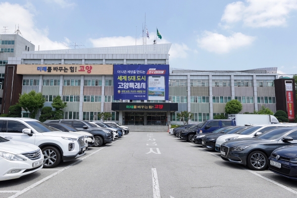 고양시는 25일 덕이동 데이터센터 건축허가 직권취소 행정 처분에 대한 법률 자문 결과 직권 취소가 부적정한 것으로 통보됨에 따라 향후 주민 피해가 없도록 해결 방안을 다각도로 검토해 나갈 계획이다.copyright 데일리중앙