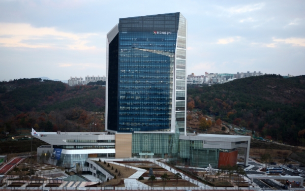 한국석유공사가 자본잠식상태에서도 임직원들에게 해마다 100억원이 넘는 저리 대출을 해주는 등 방만 경영이 도를 넘고 있는 것으로 나타났다. 석유공사는 2023년 말 기준 부채가 19조5781억원에 이르고 이자 비용만 매년 5000억원을 쏟아붓고 있다.copyright 데일리중앙