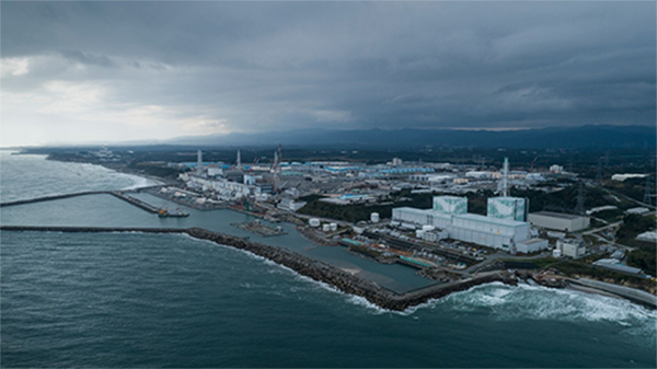 후쿠시마 원전 오염수 바다 방류가 임박하다. 일본정부는 애초 6월 후쿠시마 방사성 오렴수를 바다에 방류하길 결정한 바 있다. 그린피스가 지난 2018년 10월17일 공중 촬영한 후쿠시마 원전 전경. 사진 왼쪽(남쪽)에 후쿠시마 원자로 1~4호기가 있고 오른쪽(북쪽)에 5~6호기가 자리한다. (사진=Christian Åslund / Greenpeace)copyright 데일리중앙