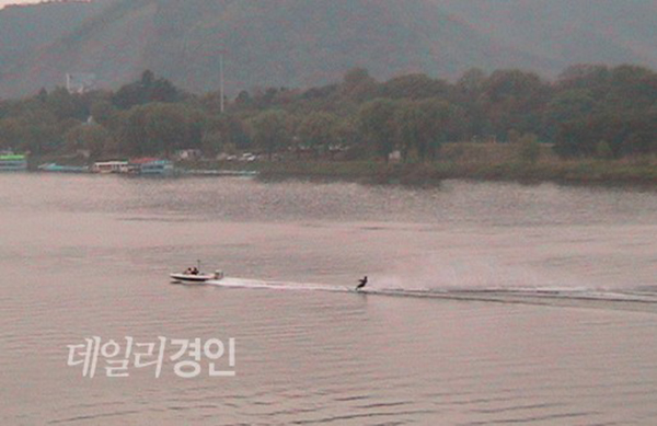 비가 내리는 13일 오후, 일군의 무리들이 '문주란 뮤즈클럽' 앞 북한강에서 수상스키를 즐기고 있다.copyright 데일리중앙 정운재