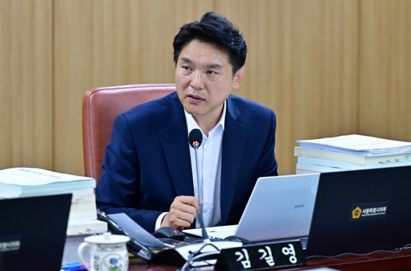 김길영 서울시의원은 지난 20일 서울시의회 예산결산특별위원회장에서 열린 서울시 안건 상정 심의 회의에서 서울시 브랜드 로고를 시청 소속 운동선수 유니폼에 활용할 것을 제안했다. (사진=서울시의회)copyright 데일리중앙